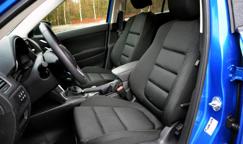 SPORTY: Sportssetene i stoff, som v�r utstyrsvariant �Advance Plus� inneholder, byr p� solid sidest�tte og god polstring. Rosinen i p�lsa hadde v�rt elektrisk justering av sitteputa under l�rene for bedre st�tte. For � f� det m� man opp p� et h�yere utstyrsniv�. Foto: ANDREAS HANDELAND