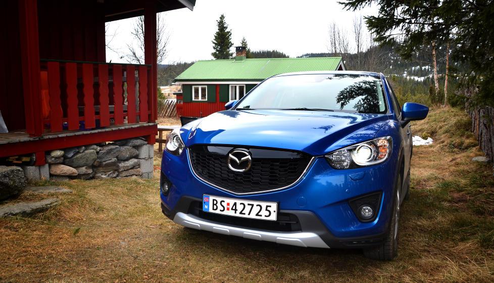 RIMELIG: I tillegg til et t�ft utseende og overbevisende kj�reegenskaper, er nye Mazda CX-5 b�de forbausende romslig og overraskende rimelig. Foto: ANDREAS HANDELAND