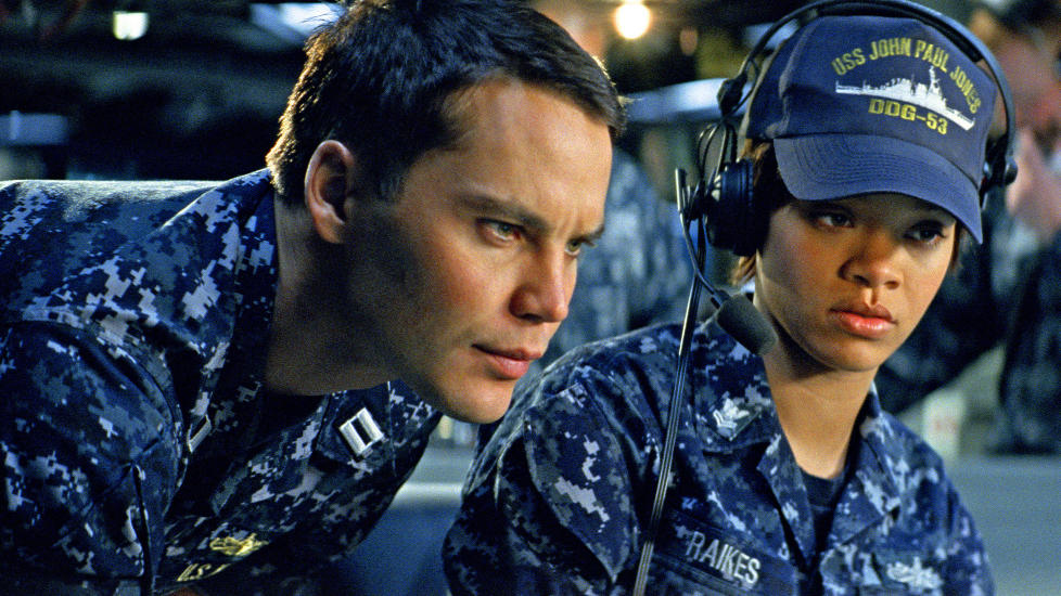 IMPONERER IKKE: Verken Taylor Kitsch eller Rihanna klarer seg s�rlig bra i �Battleship�, men n� er den ikke en film man ser for skuespillernes skyld. Dessverre lar ogs� de gode actionscenene vente p� seg.
