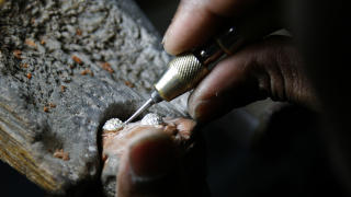 HÅNDVERK: I fabrikken lages gullringer etter kundenes ønsker. Dette arbeidet inkluderer også en rekke ørsmå diamanter. HÅNDVERK: I fabrikken lages gullringer etter kundenes ønsker. Dette arbeidet inkluderer også en rekke ørsmå diamanter.
