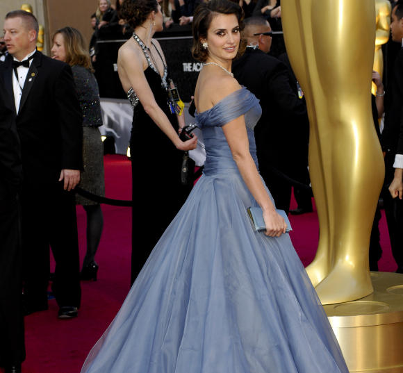 GLAMOUR: Penelope Cruz p� �rets Oscar-utdeling i kjole fra Armani Priv�. Foto: Stella Pictures