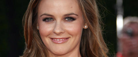 Alicia Silverstone forsvarer at hun spytter maten inn i munnen p� s�nnen (11 mnd.)