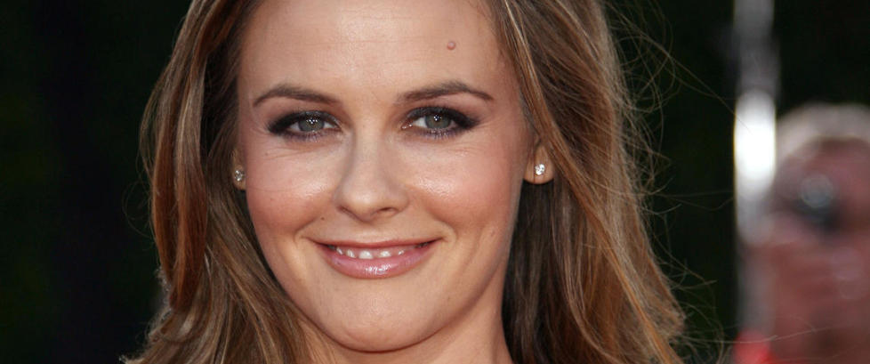 Alicia Silverstone forsvarer at hun spytter maten inn i munnen p� s�nnen (11 mnd.)