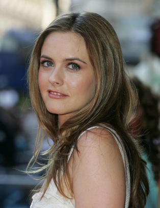 Alicia Silverstone forsvarer at hun spytter maten inn i munnen på sønnen (11 mnd.)