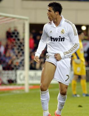 Ronaldo viste muskler og passerte Messi igjen