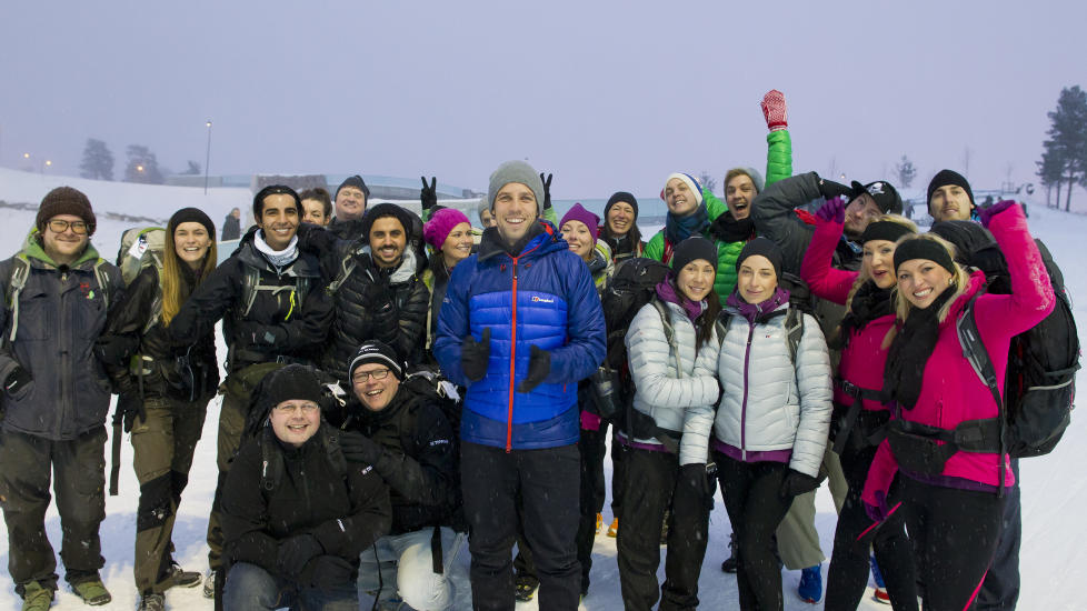 UT P� TUR:   Her er deltakerne som kjemper i �Amazing Race�. Freddy dos Santos (i bl�tt foran) er programleder. Foto: TV2
