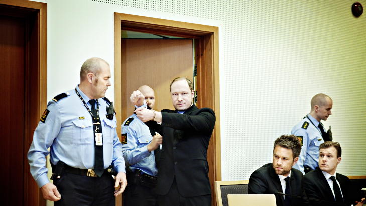 : Oslo, 20120206. Fengslingsmøte Anders behring Breivik.
ABB gjør hilsen mot pressen da han blir ført inn i retten. Han har opphevet fotoforbudet. Forsvarerne Odd Ivar Grøn ( m skjegg) og Tord Jordet til høyre
Foto: Nina Hansen / Dagbladet : Oslo, 20120206. Fengslingsmøte Anders behring Breivik.
ABB gjør hilsen mot pressen da han blir ført inn i retten. Han har opphevet fotoforbudet. Forsvarerne Odd Ivar Grøn ( m skjegg) og Tord Jordet til høyre
Foto: Nina Hansen / Dagbladet