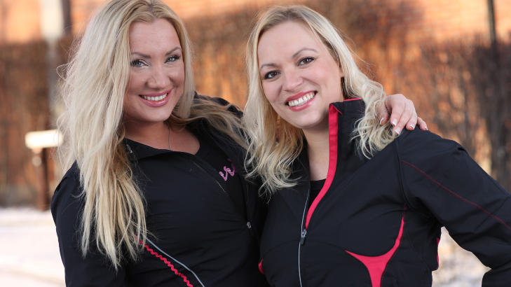 VENNINNER P� TUR:  Cathrine Andersen (29) og Michelle Holm (29). Cathrine kommer fra Oslo, er singel og jobber som legesekret�r, mens Michelle er fra Holmestrand, er singel og jobber som interi�rkonsulent. Foto: TV2