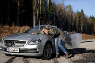 MULTITASKER: &mdash;Jeg kj�rer godt, men jeg tror jeg kan multitaske mer enn jeg b�r. Da jeg akkurat hadde f�tt lappen, krasja jeg bilen til morfar inn i autovernet idet jeg skrev en tekstmelding. Den tekstmeldingen ble aldri nevnt til foreldrene mine, sier hun.Foto: Nina Ruud