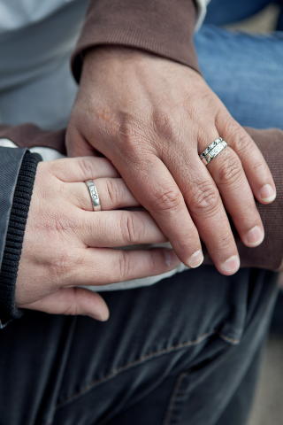 RINGER PÅ: De forlovet seg i fjor sommer på Bristol i fjor og har planer om å gifte seg. Da Knut Egil Asprusten (45) gikk ned på kne og fridde, ble både Kaltham Alexander Lie (49) og alle som var til stede, veldig rørt. Foto: Elisabeth Sperre Alnes. RINGER PÅ: De forlovet seg i fjor sommer på Bristol i fjor og har planer om å gifte seg. Da Knut Egil Asprusten (45) gikk ned på kne og fridde, ble både Kaltham Alexander Lie (49) og alle som var til stede, veldig rørt. Foto: Elisabeth Sperre Alnes.