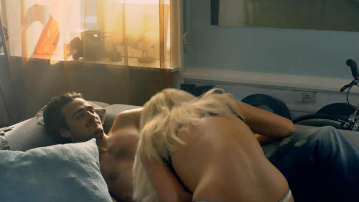 - SPILLER P� SEX: I den prisvinnende reklamen blir det fors�kt forskjellige metoder for livredning.