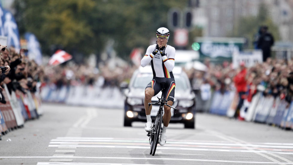 KOLLIDERTE MED BIL: Den tyske proffsyklisten Tony Martin (26) p�dro seg kinnbeinsbrudd da han kolliderte med en bil i Sveits onsdag. Her fra Paris-Nice i mars. Foto: AP Photo / Polfoto / Jens Dresling / NTB Scanpix