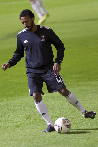 FORBILDE: Manuel Fernandes (26) er det store forbildet til Bruno. Han har flere landskamper for Portugal og spiller for øyeblikket i Besiktas. Foto: JACK GUEZ/AFP/NTB scanpix FORBILDE: Manuel Fernandes (26) er det store forbildet til Bruno. Han har flere landskamper for Portugal og spiller for øyeblikket i Besiktas. Foto: JACK GUEZ/AFP/NTB scanpix