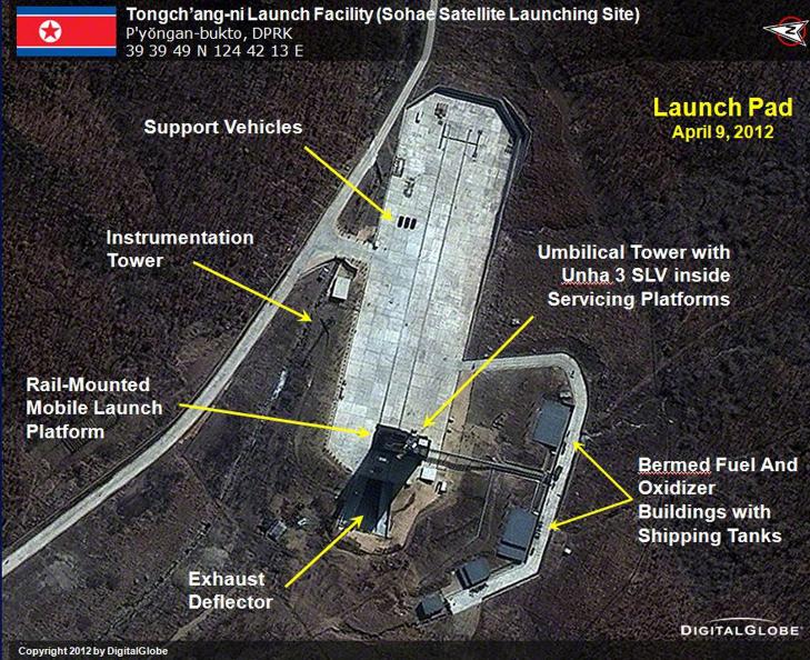 RAKETTEST: I tillegg til mulighetene for en atomprøvesprengning, planlegger Nord-Korea å skyte opp langdistanseraketten Unha-3 fra Tongchang-ri-anlegget. Mens myndighetene selv hevder at raketten skal kunne sette vitenskapelige satelliter i omløpsbane, er frykten at de på sikt skal kunne armeres med kjernefysiske våpen. Foto: REUTERS/Handout/SCANPIX RAKETTEST: I tillegg til mulighetene for en atomprøvesprengning, planlegger Nord-Korea å skyte opp langdistanseraketten Unha-3 fra Tongchang-ri-anlegget. Mens myndighetene selv hevder at raketten skal kunne sette vitenskapelige satelliter i omløpsbane, er frykten at de på sikt skal kunne armeres med kjernefysiske våpen. Foto: REUTERS/Handout/SCANPIX