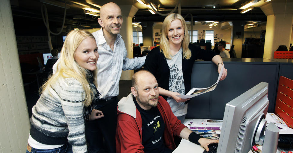 SISTE FINPUSS: Reportasjeleder Linn Kongsli Lundervold, magasinredakt�r Jo Randen, avdelingsleder Hilde Schjerve og redigerer Jan Bruun legger siste h�nd p� sidene. 


Foto: Steinar Buholm / Dagbladet.