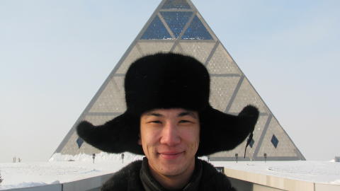 MODERNISERT: Sj�f�ren Bulat liker � bo i en by som er s� ny. Her st�r han foran �Palasset for fred og forsoning� fra 2006.