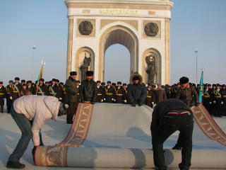 STOLT SYMBOL: Da Kasakhstan markerte 20 �rs uavhengighet fra Sovjetunionen i fjor, ble en triumfbue avduket i Astana.