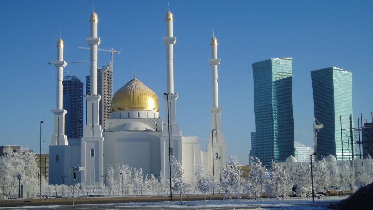 HEKTISK I BYGGEBRANSJEN: I Astana bygges det konstant. Til venstre Nur-Astana-moskeen, Sentral-Asias st�rste, som sto ferdig i 2008. Til h�yre bygningskomplekset �Nordlys�. Alle foto: CHRISTIAN KJELSTRUP