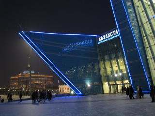 STORT NOK: I Astana finnes ogs� et av verdens st�rste konserthus. I bakgrunnen presidentpalasset.