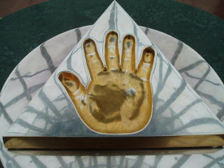 N�R-PRESIDENTEN-OPPLEVELSE: �verst i Baiterek-t�rnet kan man legge h�nden sin i et avtrykk av presidentens.