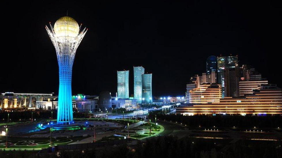 LETT � F� �YE P�: Astanas skyline domineres av Baiterek-t�rnet, p� folkemunne kalt �chupa chups� og �badmintonballen� p� grunn av den ytre likheten.