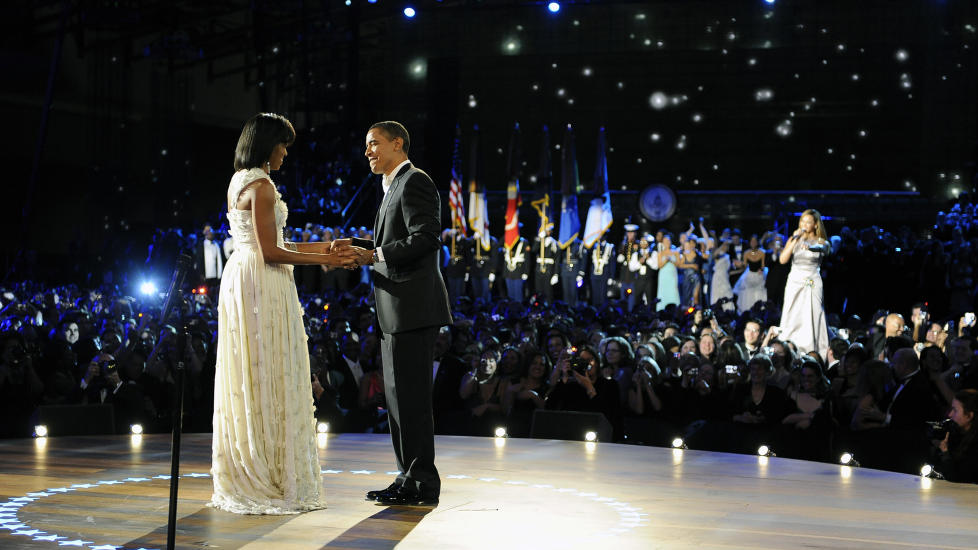 SVINGTE SEG:  Beyonc� fremf�rte l�ta �At last� da herr og fru Obama tok en svingom i forbindelse med innsettingsballet i 2009. Foto: Stella Pictures