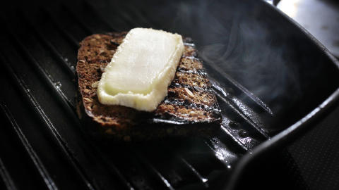 Halvgammelt brød: Rugbrød trenger ikke å være ferskt når det blir grillet eller ristet og servert med Knudenost. Halvgammelt brød: Rugbrød trenger ikke å være ferskt når det blir grillet eller ristet og servert med Knudenost.