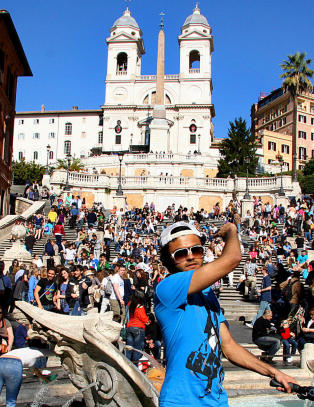 Er byens mest popul�re samlingssted og festen her varer helt til august