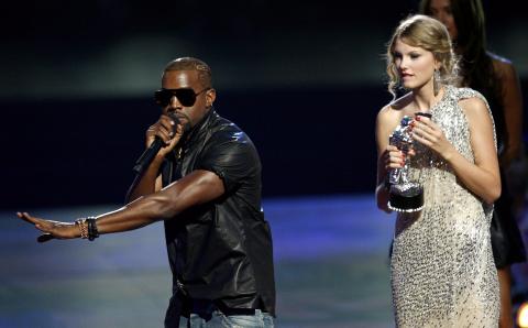 SKANDALE: Kanye West avbr�t Taylor Swifts takketale under MTV Video Music Awards 2009. Det fam�se stuntet fikk flere til � se r�dt. Foto: Scanpix