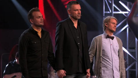SPENTE: Thomas Holm og Hans Petter Hammersmark venter spent p� at Sondre Lerche skal bestemme hvem av det som f�r g� videre i konkurransen. Her sammen med programleder �yvind Mund. Foto: TV 2