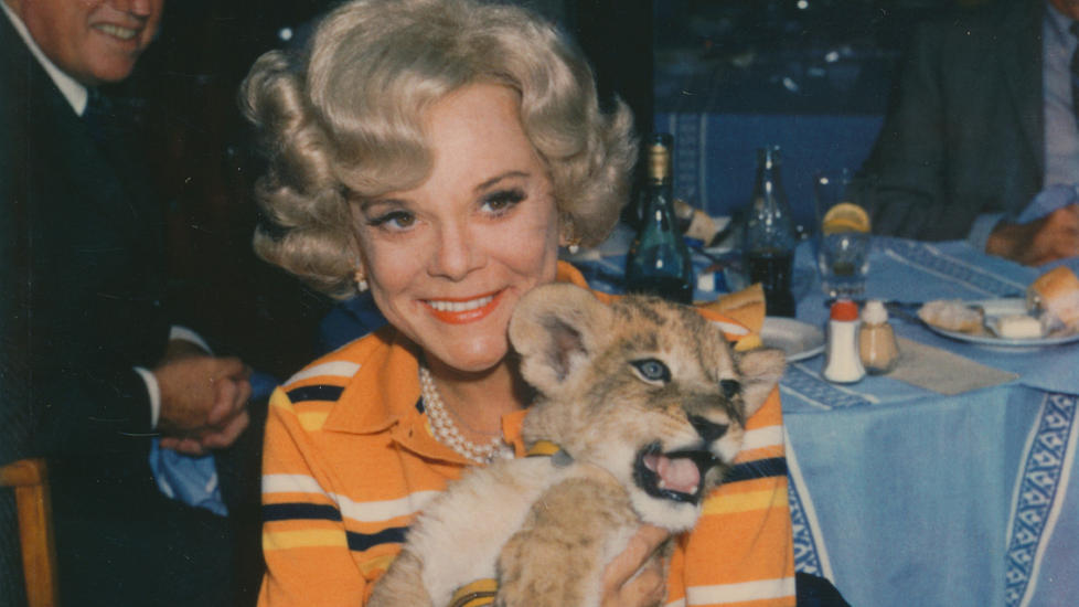 Sosietet: Sonja Henie p� restaurant i USA. Bildet dateres til 1960-tallet og er ett av mange fra sk�ytedronningens eget private arkiv som vises for publikum p� Henie Onstad Kunstsenters store jubileumsutstilling. Foto: Henie Onstad Kunstsenter