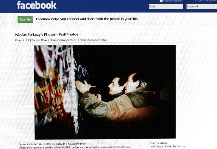 BLØFFET OM BERLIN: I 2009 postet president Sarkozy dette bildet på sin Facebook-profil. Han påsto bildet, der han hakker biter av Berlinmuren, ble tatt dagen da muren falt, 9. november 1989. Fotografen er imidlertid sikker på at det ble tatt dagen etter. Foto: AFP / NTB SCANPIX BLØFFET OM BERLIN: I 2009 postet president Sarkozy dette bildet på sin Facebook-profil. Han påsto bildet, der han hakker biter av Berlinmuren, ble tatt dagen da muren falt, 9. november 1989. Fotografen er imidlertid sikker på at det ble tatt dagen etter. Foto: AFP / NTB SCANPIX