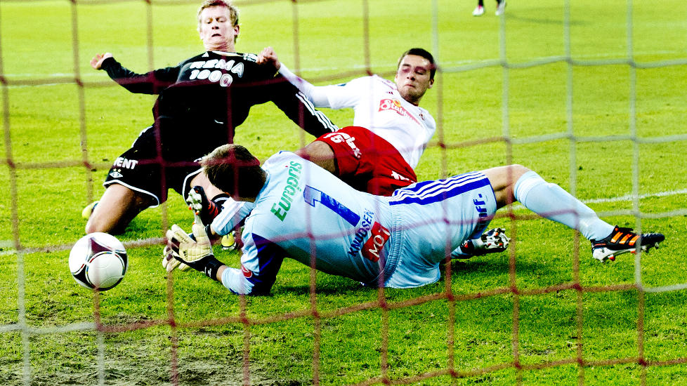 GULL VERDT: Steffen Iversen scorer utlikningsm�let for Rosenborg borte mot Fredrikstad. Foto: John T. Pedersen / Dagbladet
