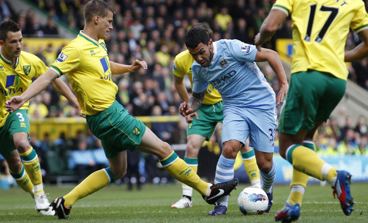 SNYTT FOR STRAFFE: Her skulle Tevez hatt straffe. I stedet fikk han gult kort for filming etter å ha blitt stemplet på foten av Ryan Bennett. Foto: Andrew Winning, Reuters / NTB Scanpix SNYTT FOR STRAFFE: Her skulle Tevez hatt straffe. I stedet fikk han gult kort for filming etter å ha blitt stemplet på foten av Ryan Bennett. Foto: Andrew Winning, Reuters / NTB Scanpix