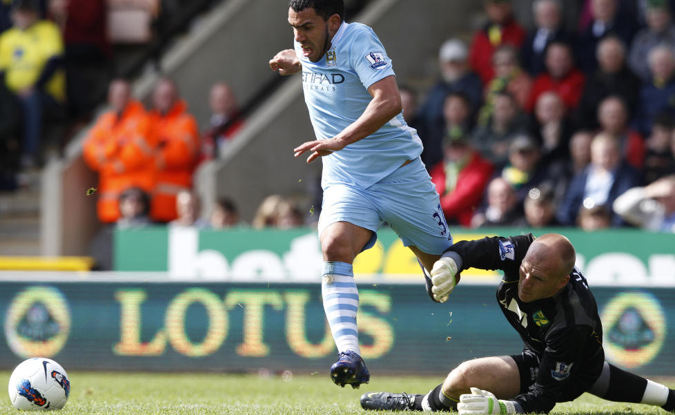 HATTRICK: Carlos Tevez runder Norwich-keeper John Ruddy og fullf�rer hattricket sitt. Foto: Andrew Winning, Reuters/NTB Scanpix