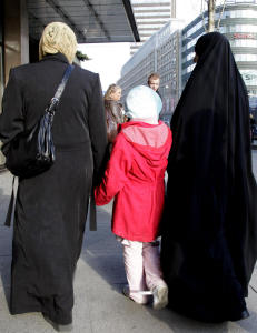 - Muslimske elever blir hetset av andre muslimer som mener de ikke er �gode� muslimer.