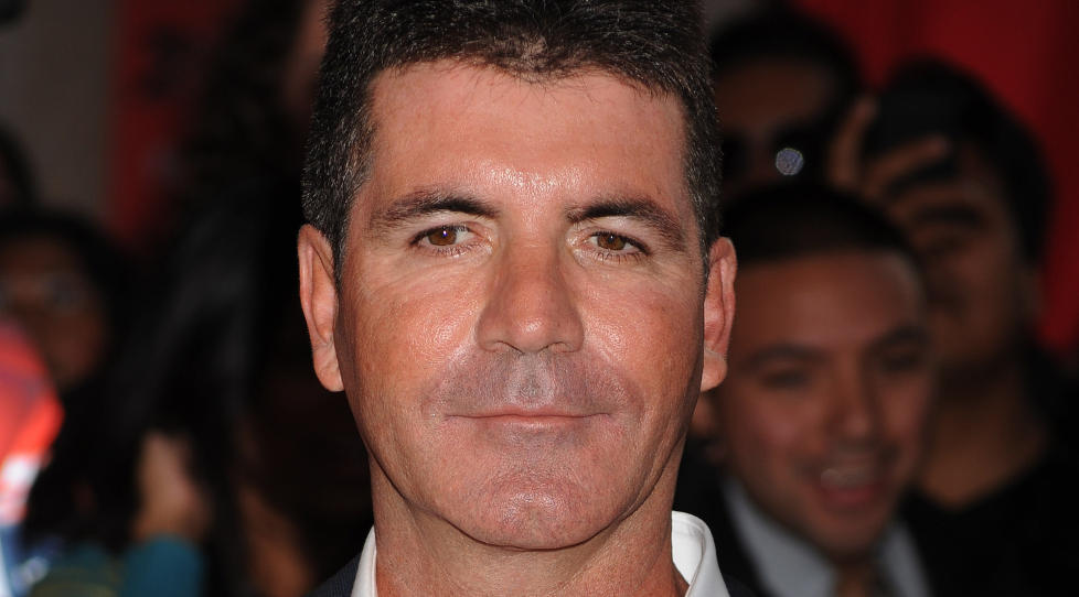 INNR�MMER FORELSKELSE: I ny bok innr�mmer Simon Cowell at han og �X Factor�-kollega Dannii Minogue hadde en hemmelig romanse. Foto: Stella Pictures