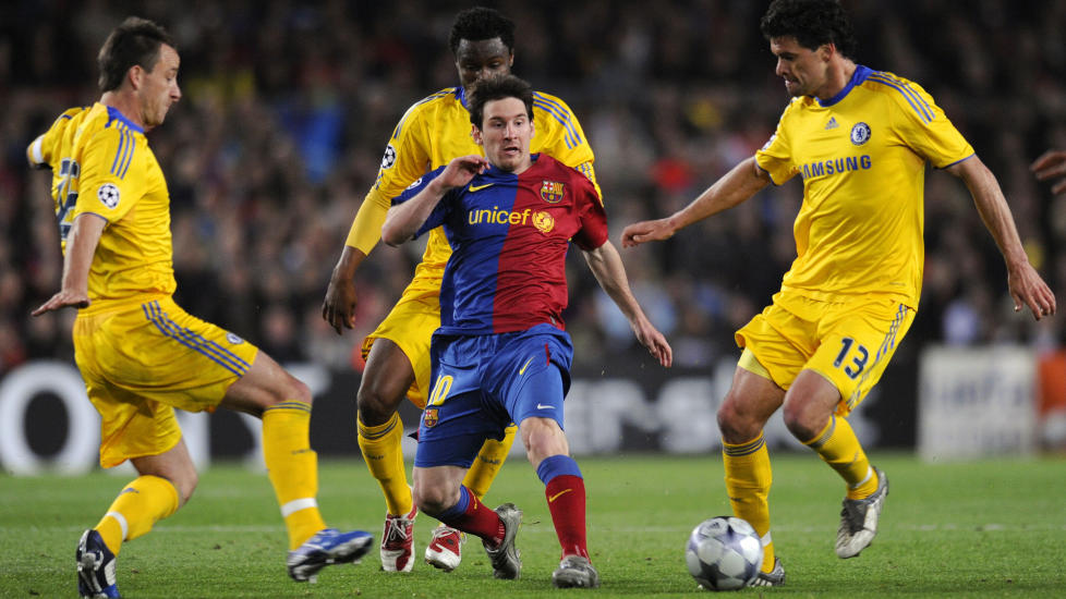PAKKET INN: Lionel Messi omringet av Chelseas John Terry, John Obi Mikel og Michael Ballack under semifinalen i Champions League i 2009. Onsdag m�tes de to lagene igjen til f�rste semifinalekamp. Foto: Lluis Gene, AFP /NTB Scanpix