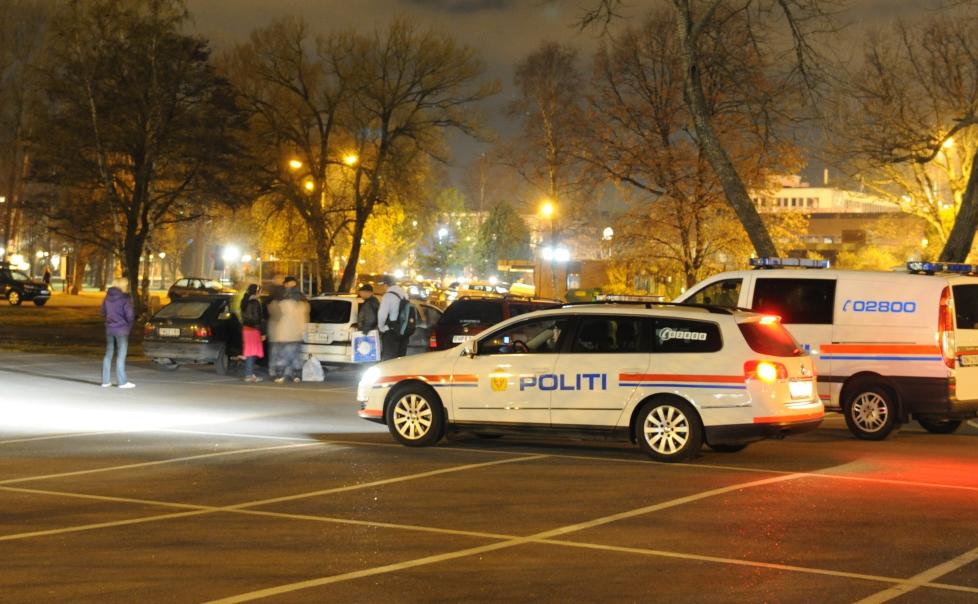 TOK MED SEG JENTA: Politiet fant den lille jenta sovende i en liten personbil p� parkeringsplassen. Hun viste seg � bo i bilen. Foto: LASSE LJUNG / NYHETSFOTO