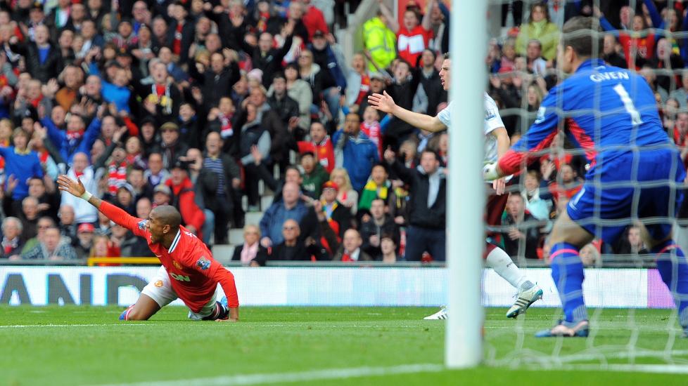 F�R KJEFT: Ashley Young f�r pepper etter sitt andre teatralske fall p� kort tid, men Manchester United-manager Alex Ferguson mener Aston Villa ikke har noen grunn til � klage.Foto: SCANPIX/AFP/ANDREW YATES