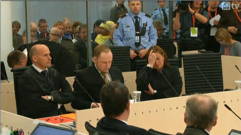 Breivik, mellom forsvarerne sine.