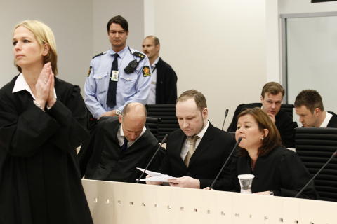 F.v. statsadvokat Inga Bejer Engh, forsvarer Lippestad, Anders Behring Breivik, forsvarer Vibeke Hein Bæra.
