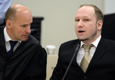 Breivik og forsvarer Geir Lippestad i retten nå, under aktors innledning.