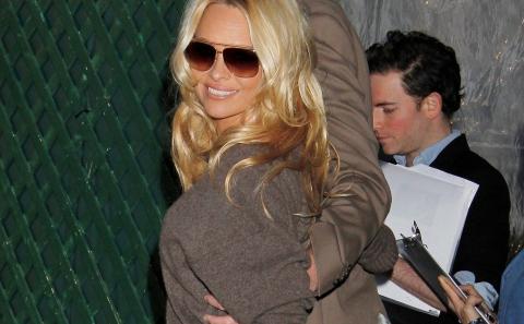 P� FEST: Pamela Anderson kom p� musikkvideo-fest. Foto: Stella Pictures