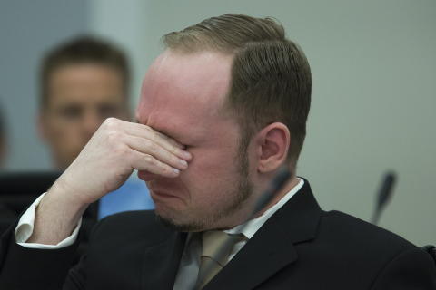 Breivik gråter under visningen av hans egen film mot slutten av aktors innledningsforedrag.
