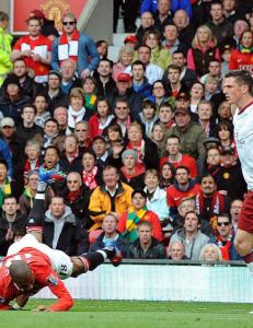 Her mener Berg det er straffe - og gult kort - til Ashley Young
