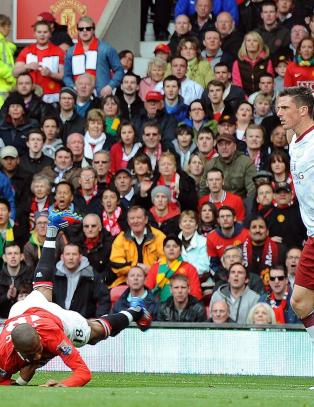 Her mener Berg det er straffe - og gult kort - til Ashley Young