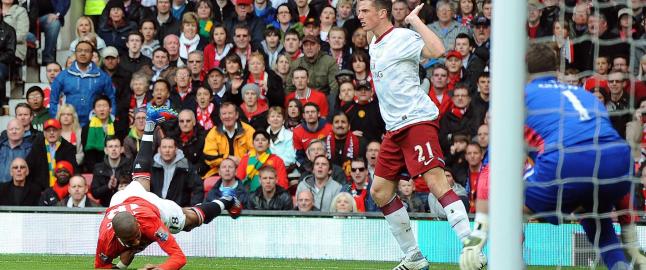 Her mener Berg det er straffe - og gult kort - til Ashley Young