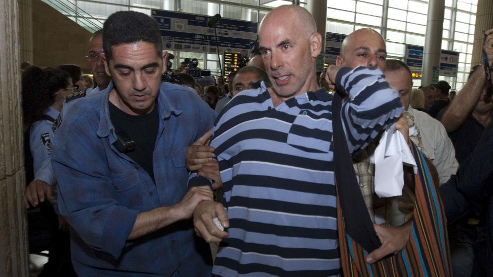 Aktivister f�res bort: En Palestina-aktivist blir her f�rt bort av sivilpoliti p� flyplassen i Tel Aviv. 79 aktivister har blitt f�rt bort, og blir nektet innreise til landet i fem �r. Foto JACK GUEZ / AFP PHOTO / NTB SCANPIX