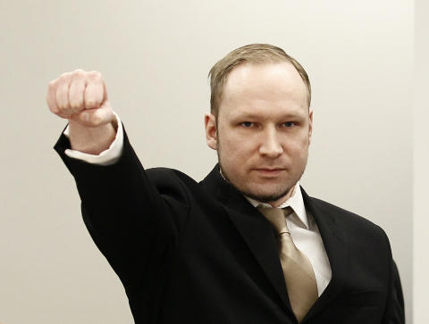 Breivik, slik han entret rettssalen klokka 09 - med en høyreekstrem hilsen.